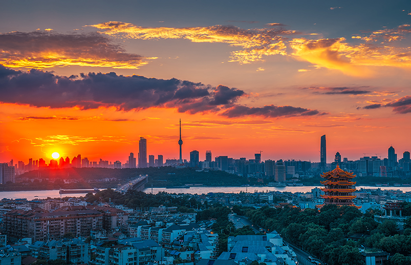 武漢城市風(fēng)光日落時(shí)分的長(zhǎng)江大橋